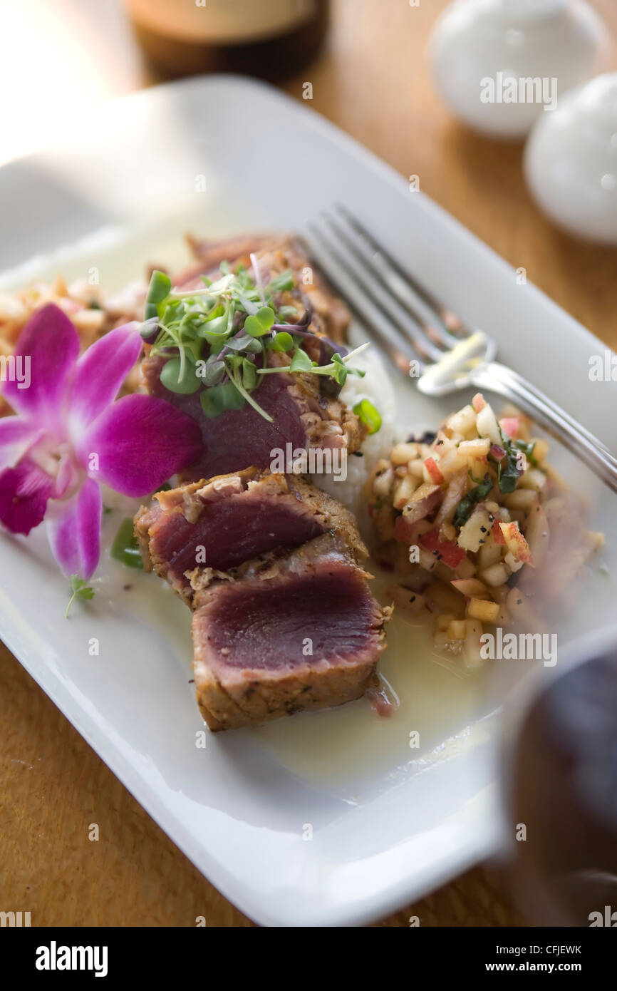 Disseccata Ahi tonno su un letto di frutta fresca salsa Foto Stock