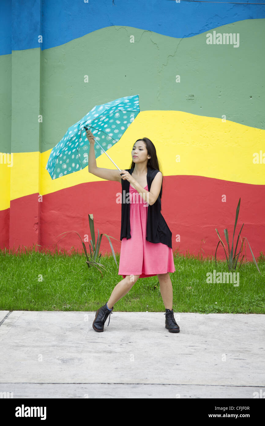 Giovane donna con un ombrello aperto Foto Stock