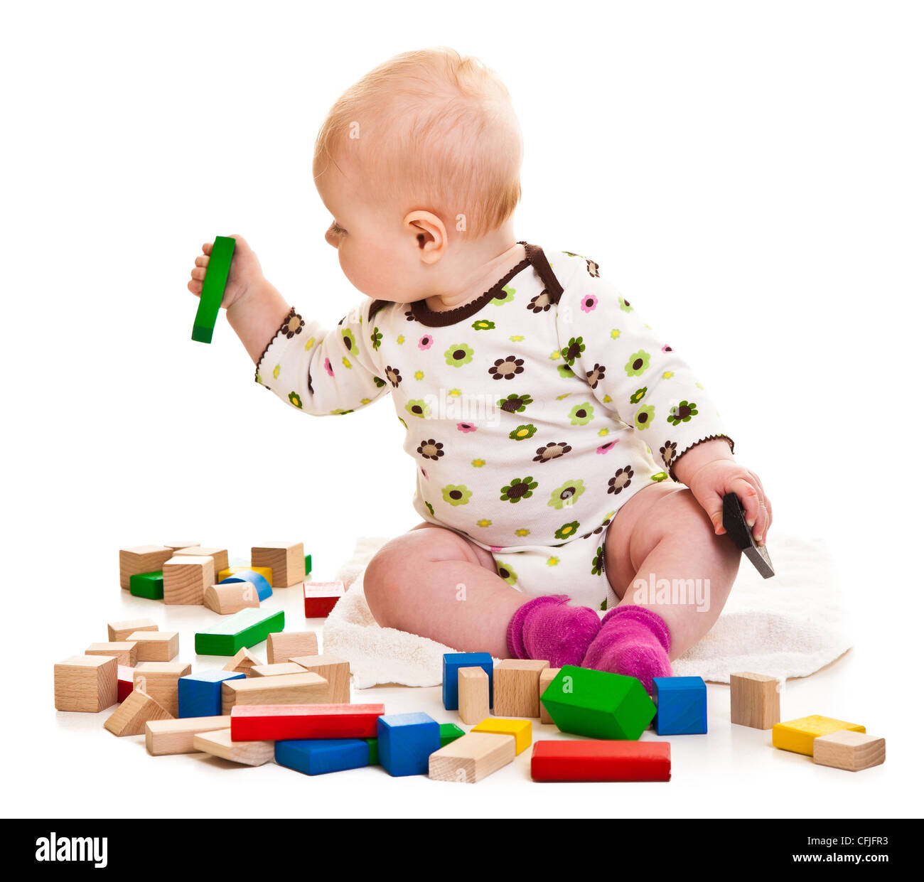 Infant ragazza che gioca con mattoni bianchi su sfondo isolato Foto Stock