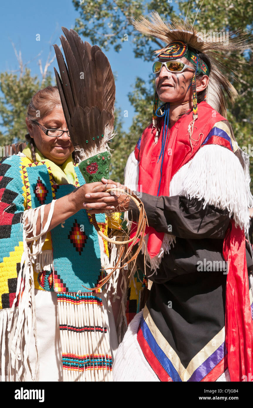 Anziani in tradizionale regalia, Pietroso Nakoda Prime Nazioni, Bar U Ranch, Alberta, Canada Foto Stock