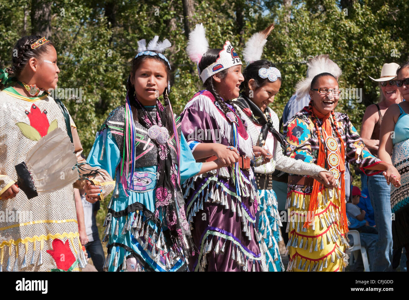 Giovani donne nei tradizionali regalia, jingle abiti, sassoso Nakoda Prime Nazioni, Bar U Ranch, Alberta, Canada Foto Stock