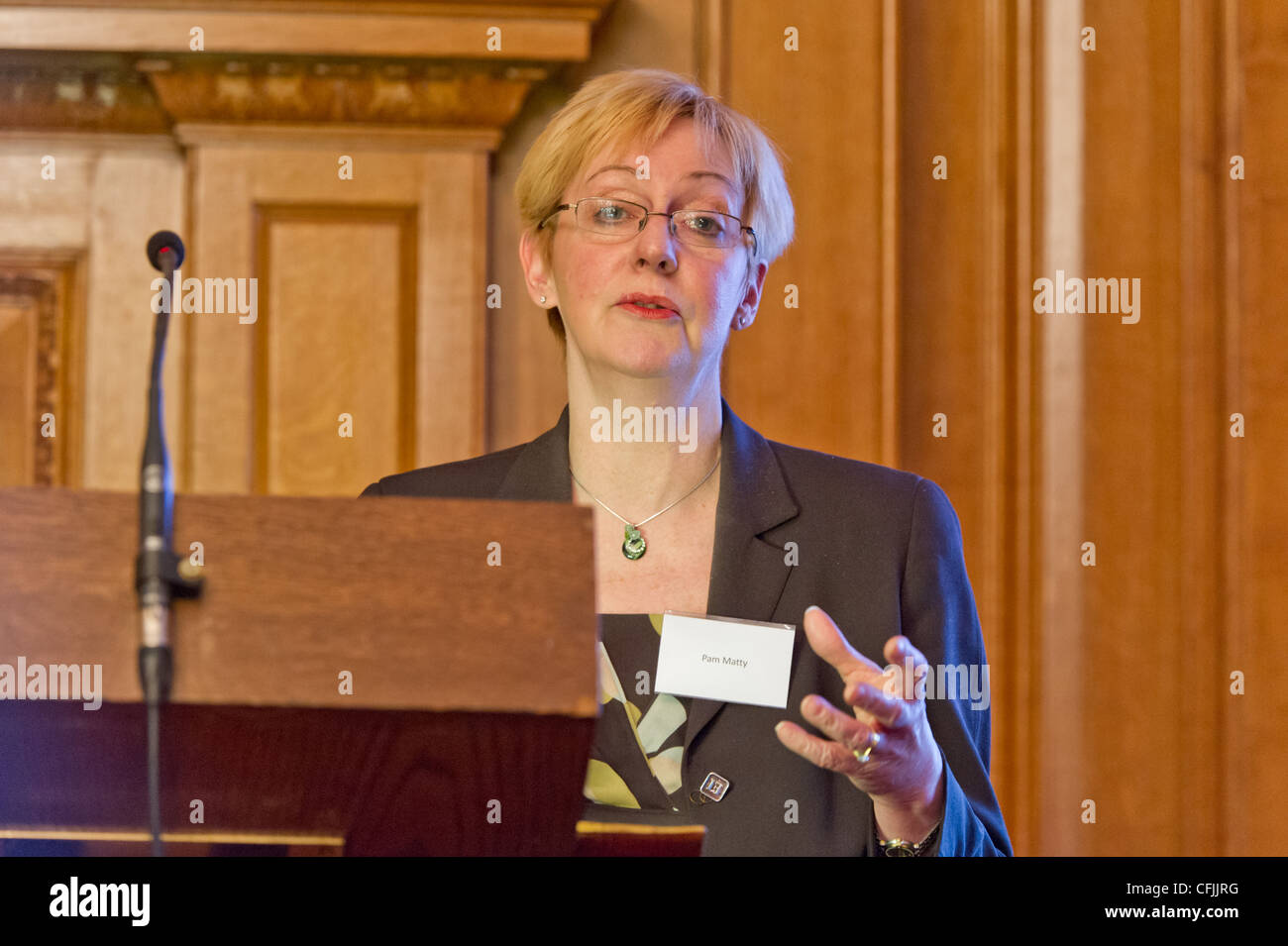 Pamela Matty, preside della scuola di Grove in Birmingham parlando al National Education Trust 2012 Conferenza annuale. Foto Stock