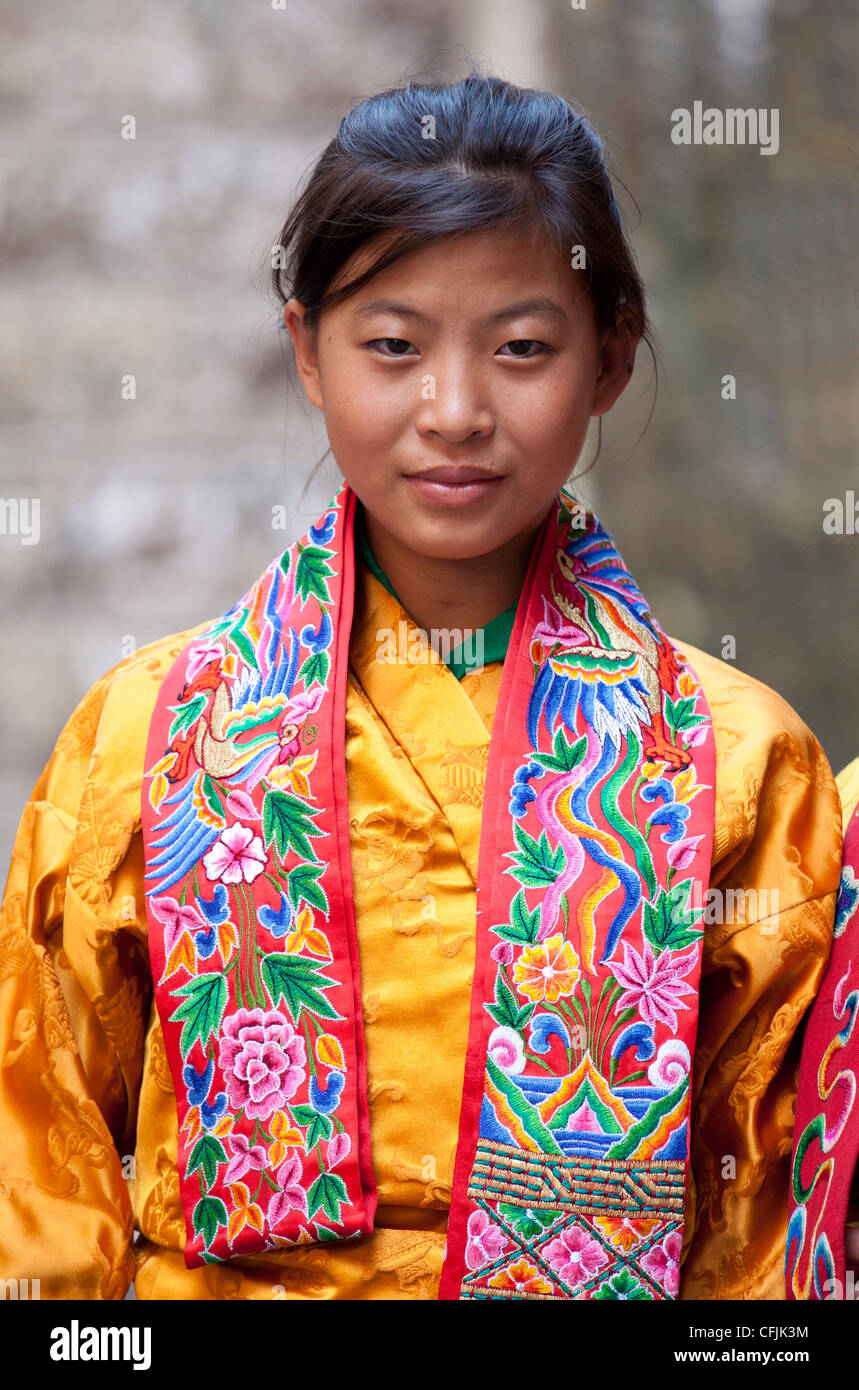 Giovane donna in un colorato costume nazionale, Wangdue Phodrang (Wangdi), Bhutan, Asia Foto Stock