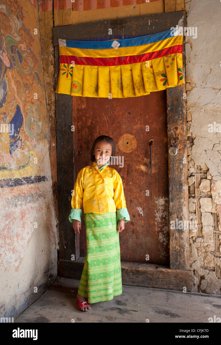 Giovane ragazza in abito nazionale, Jakar, Bumthang, Bhutan, Asia Foto Stock