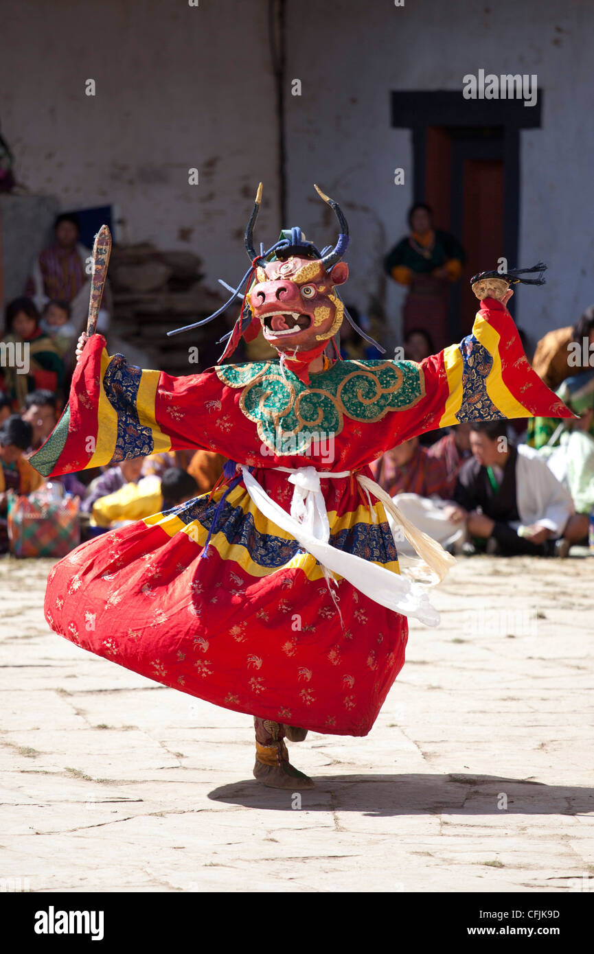 I monaci buddisti esecuzione di ballo mascherato durante il Gangtey Tsechu a Gangte Goemba, Gangte, Valle Phobjikha, Bhutan, Asia Foto Stock