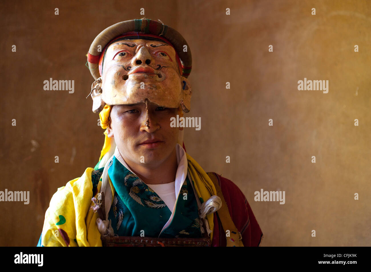 Monaco buddista nel suo costume colorato, Gangte, Valle Phobjikha, Bhutan, Asia Foto Stock