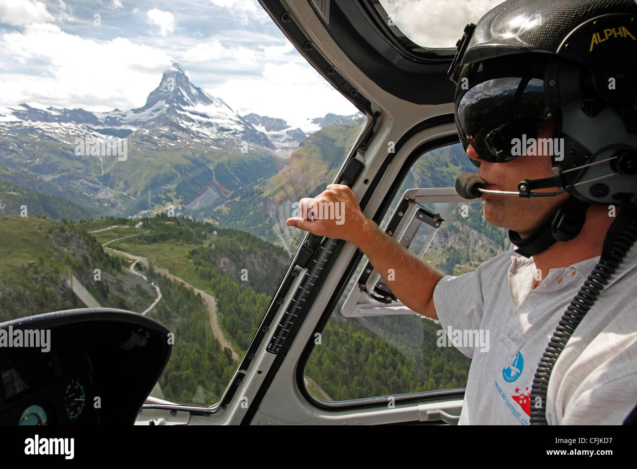 Pilota di elicottero, Air Zermatt e la vista del matterhorn, Zermatt, Vallese, alpi svizzere, Svizzera, Europa Foto Stock