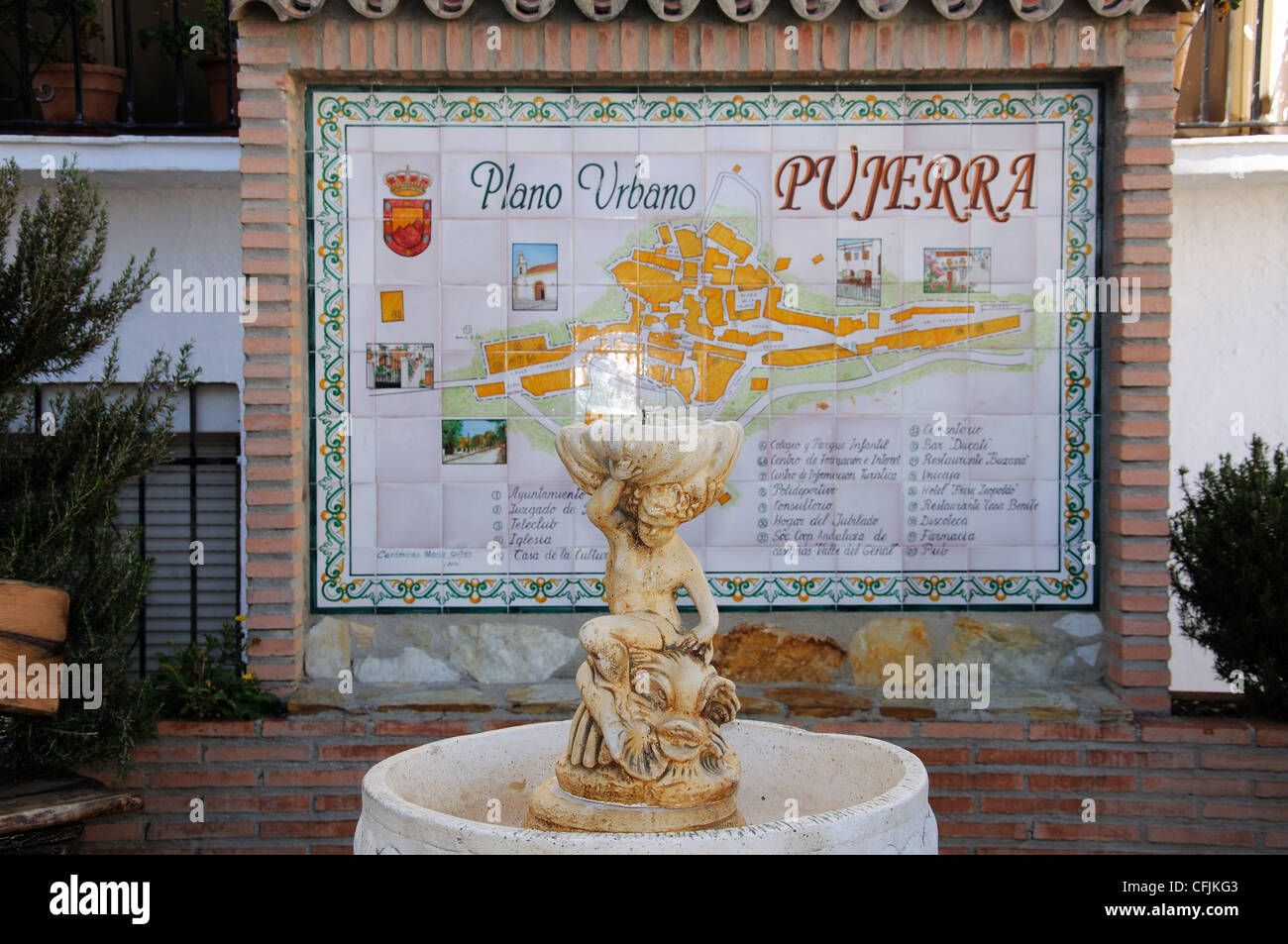 Il villaggio di ceramica piano con fontana in primo piano, Pujerra, Serrania de Ronda, provincia di Malaga, Andalusia, Spagna, Europa occidentale. Foto Stock