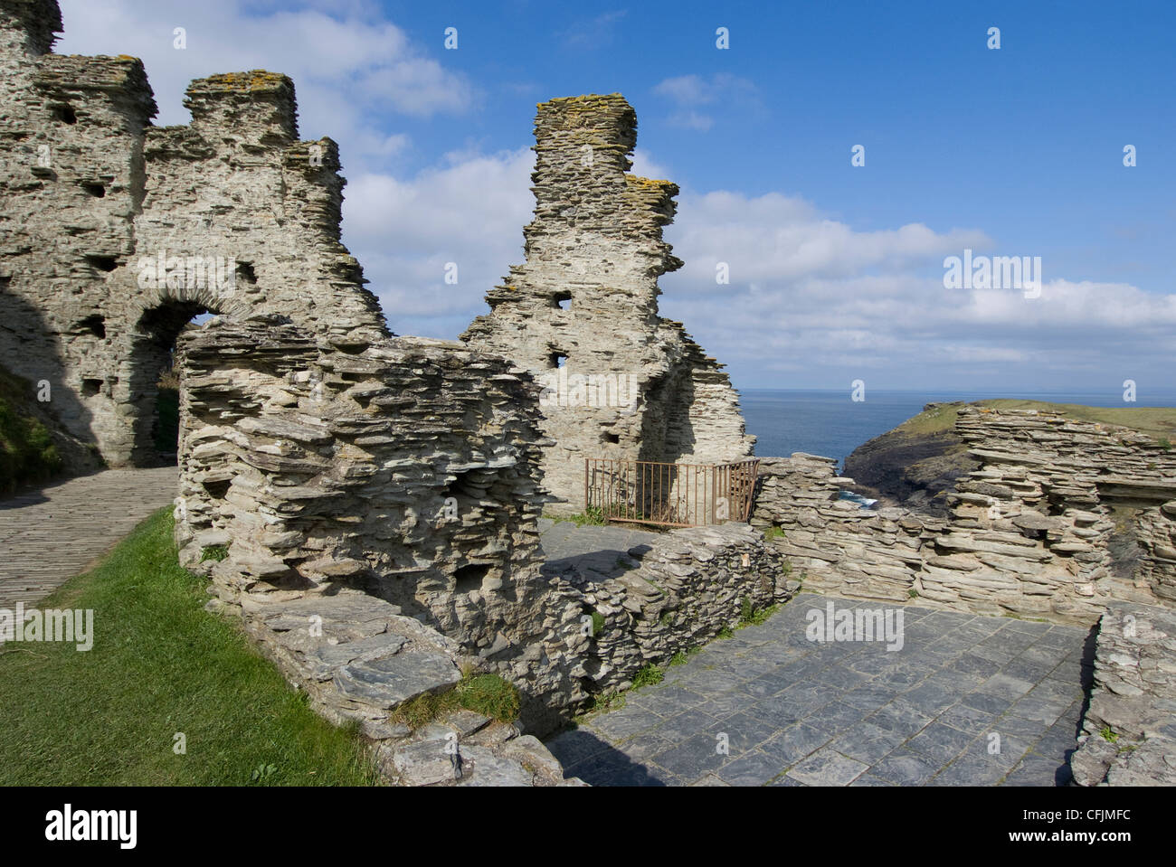 Resti di un medievale coastal clifftop castello, Cornwall, England, Regno Unito, Europa Foto Stock