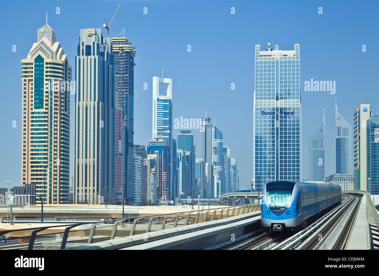Sheikh Zayed Road skyline di edifici alti e grattacieli e treno metro, città di Dubai, Emirati Arabi Uniti, Medio Oriente Foto Stock