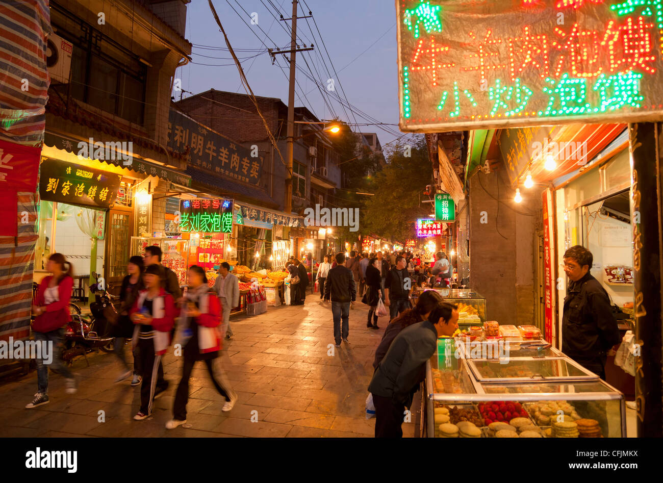Street Market, il Quartiere Musulmano, Xian, provincia di Shaanxi, Cina e Asia Foto Stock