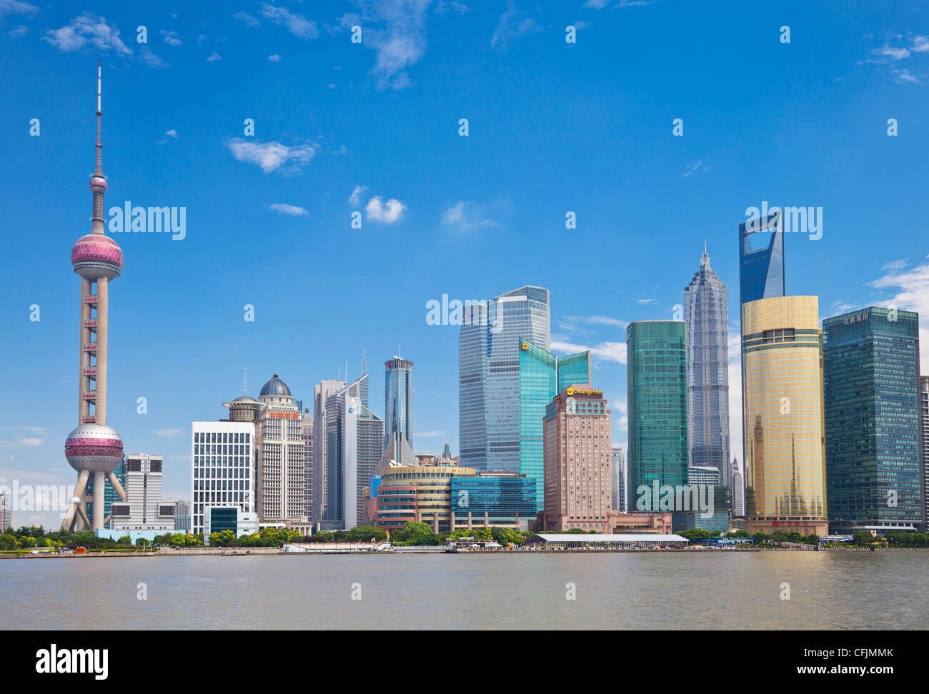 Skyline con Oriental Pearl Tower e grattacieli di Pudong, Shanghai, Cina e Asia Foto Stock