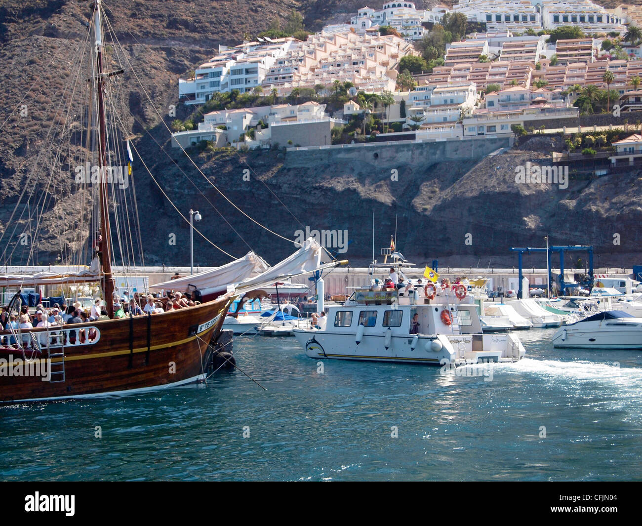 Gite turistiche lasciando marina e porto di Los Gigantes tenerife spagna Foto Stock