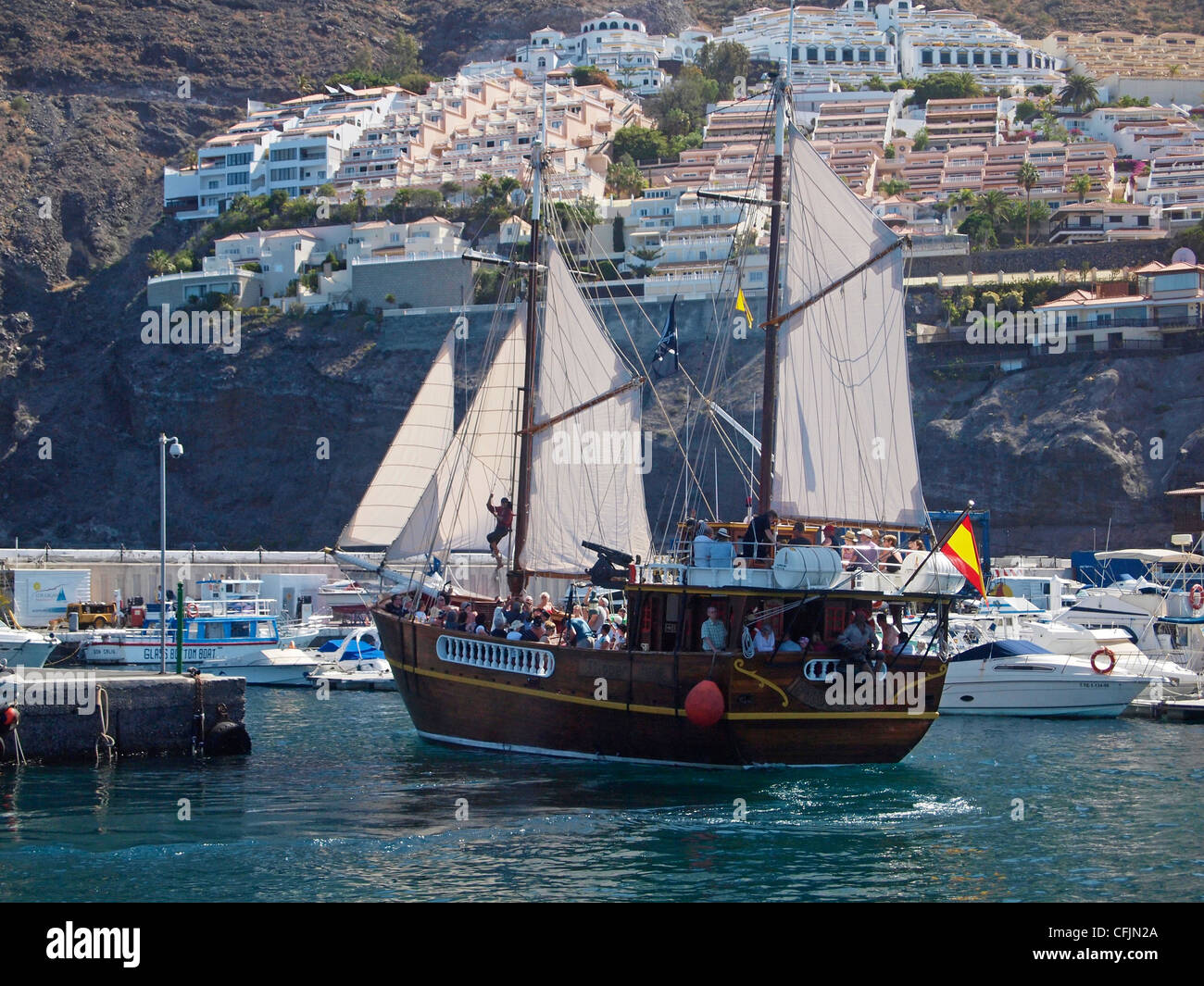Barca pinna onu lasciando marina e porto di Los Gigantes tenerife spagna Foto Stock
