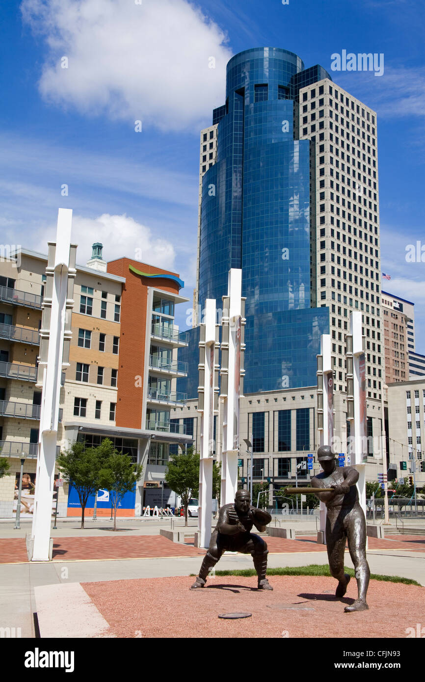 Frank Robinson e Ernie Lombardi statue, Cincinnati, Ohio, Stati Uniti d'America, America del Nord Foto Stock