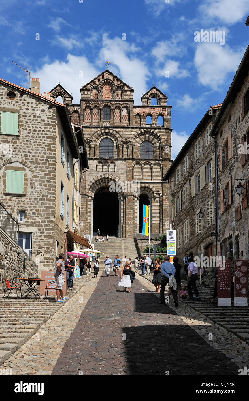 Vista della facciata ovest della cattedrale di Notre Dame, Le Puy en Velay, Haute-Loire, Massiccio centrale, Francia, Europa Foto Stock