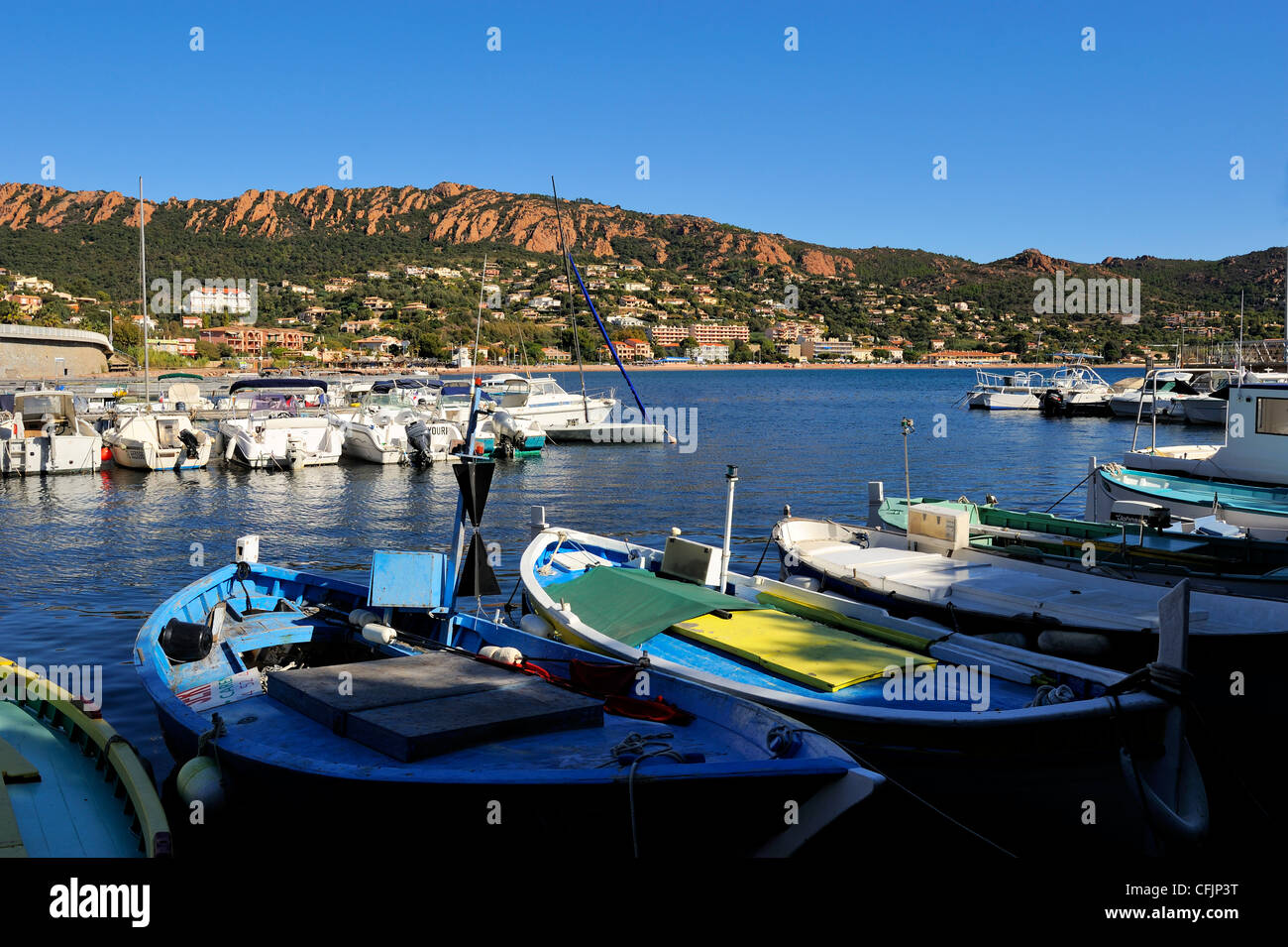Le barche nel porto con l'Esterel Corniche montagne sullo sfondo, Agay, Var, Provenza, Francia, Mediterraneo, Europa Foto Stock