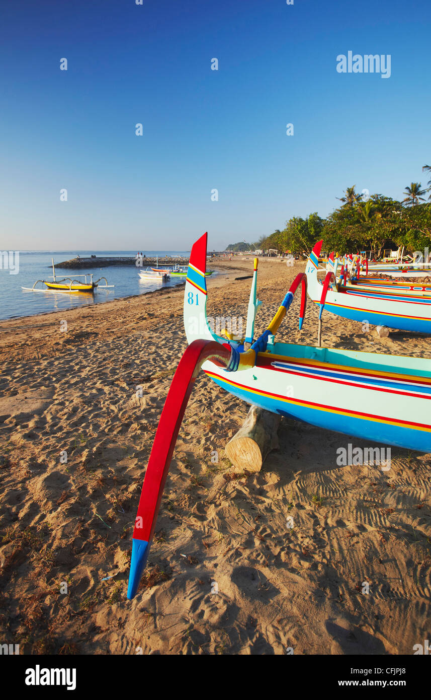 Barche sulla spiaggia di Sanur, Bali, Indonesia, Asia sud-orientale, Asia Foto Stock