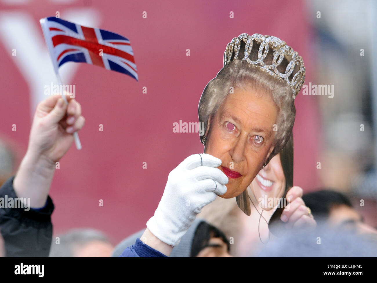 La regina MASCHERE E UNION JACK FLAG LA FAMIGLIA REALE 08 marzo 2012 De Montfort University Leicester Inghilterra England Foto Stock