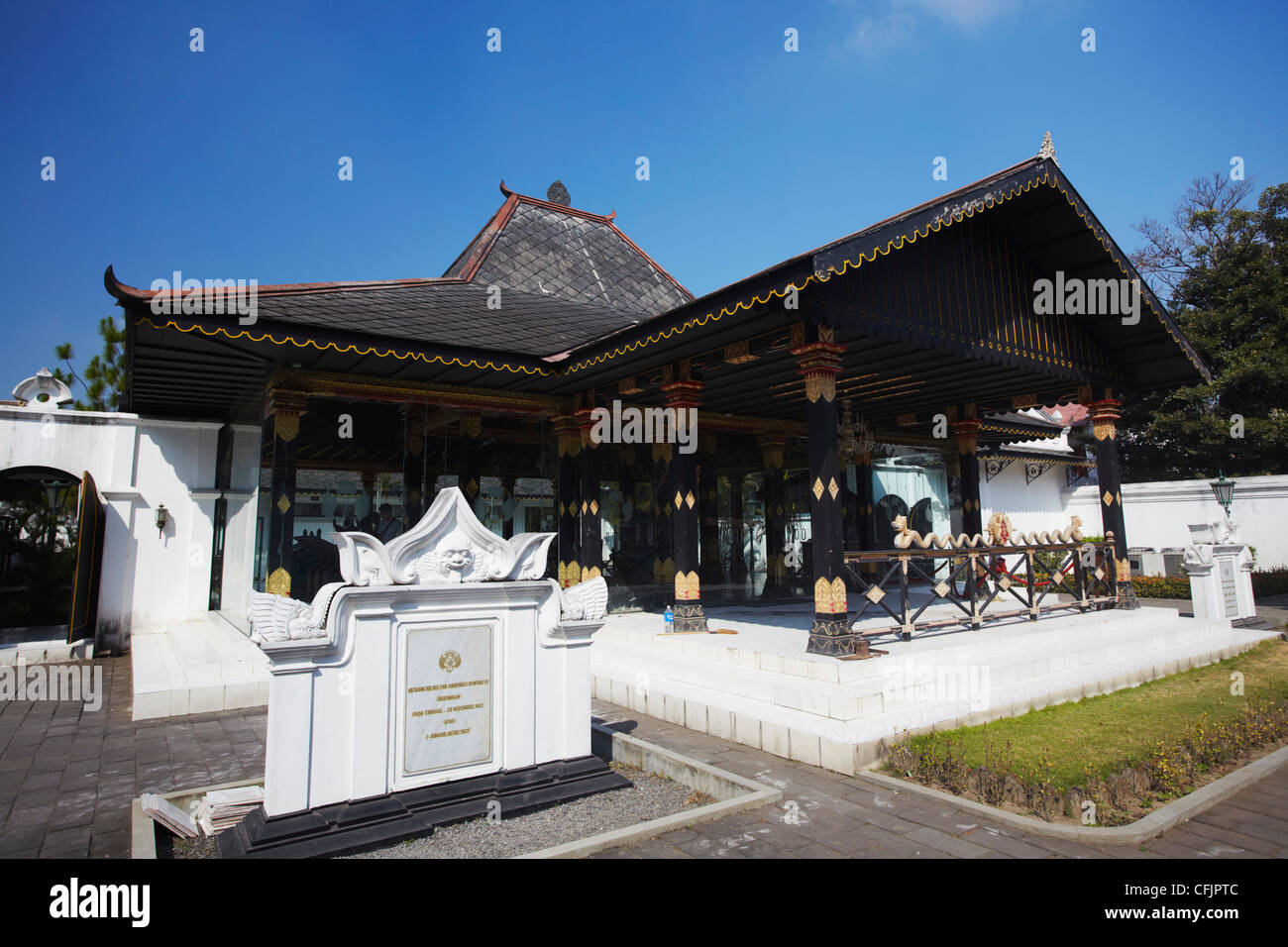 Il padiglione dorato (Bangsal Kencana) in motivi di Kraton (Palazzo dei Sultani), Yogyakarta, Java, Indonesia, Asia sud-orientale, Asia Foto Stock