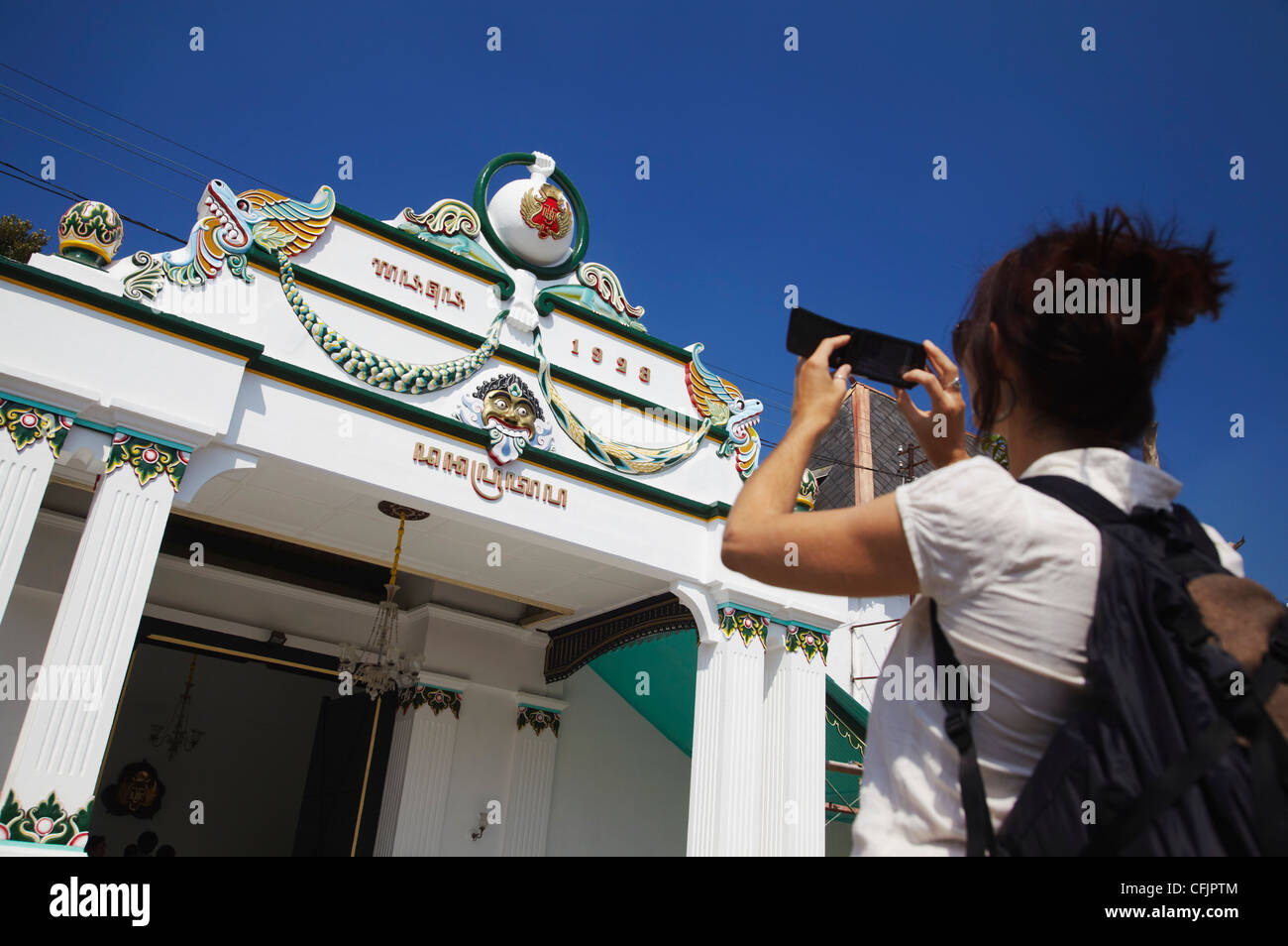 Donna prendendo foto di entrata di Kraton (Palazzo dei Sultani), Yogyakarta, Java, Indonesia, Asia sud-orientale, Asia Foto Stock