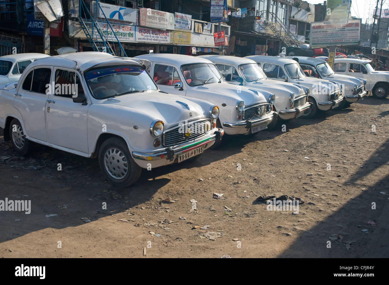 Ambasciatore vetture schierate al bordo della strada, Malda (Inglese) Bazaar, West Bengal, India, Asia Foto Stock