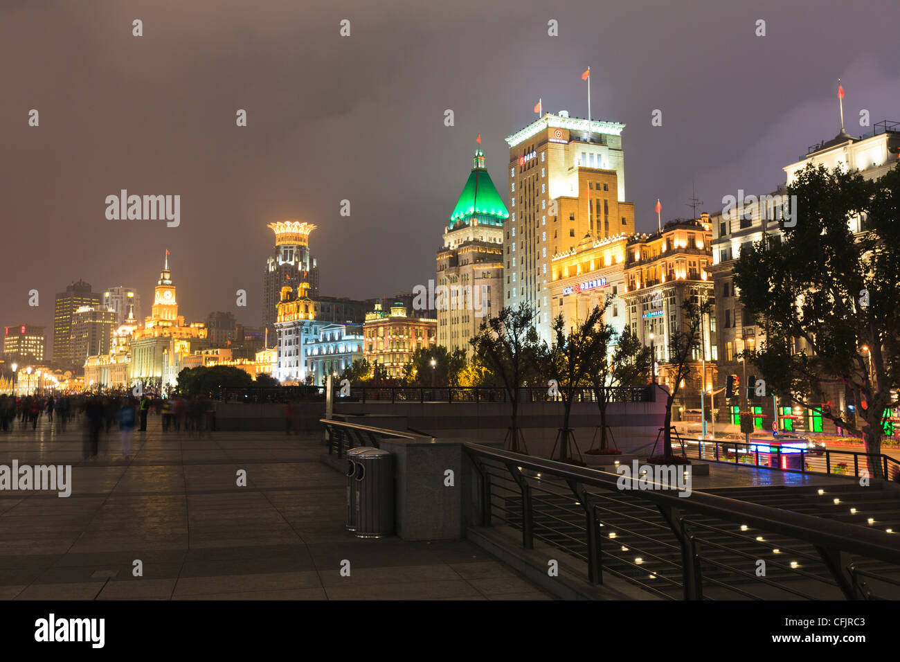 Il Bund illuminata di notte, Shanghai, Cina e Asia Foto Stock