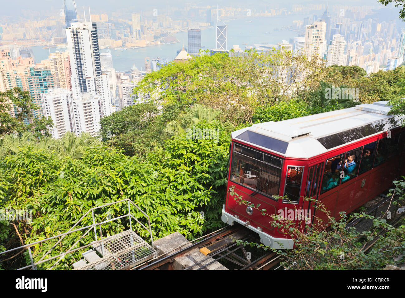 Il Peak Tram climbing Victoria Peak, Hong Kong, Cina, Asia Foto Stock