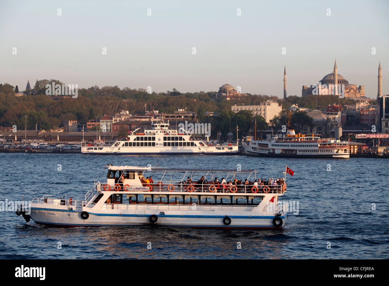 Battello sul Bosforo, Istanbul, Turchia, Europa Foto Stock