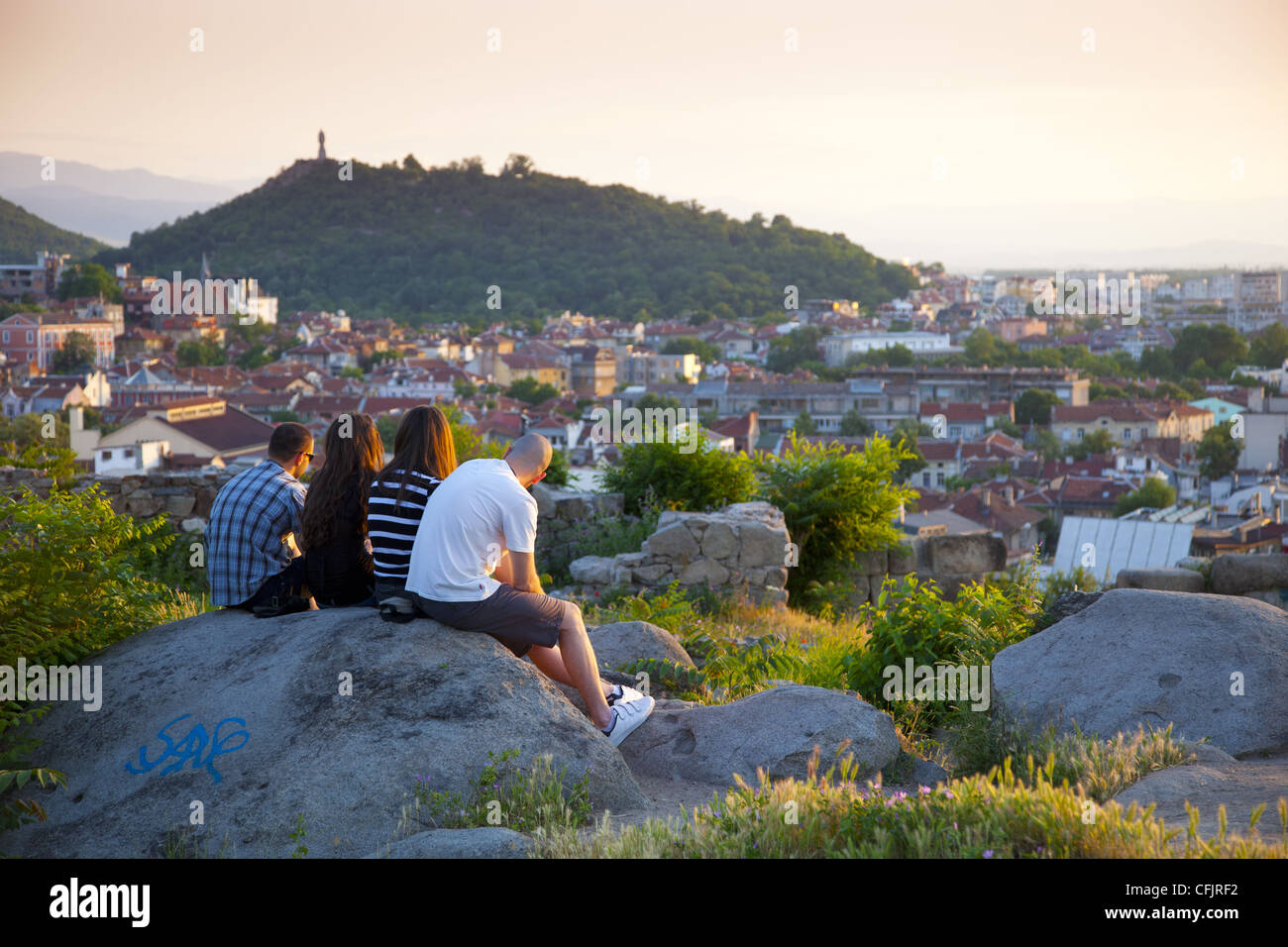I turisti la visualizzazione della Città Vecchia al tramonto dalla Nebet Tepe, Preghiera Hill, nel punto più alto della città di Plovdiv, Bulgaria, Europa Foto Stock