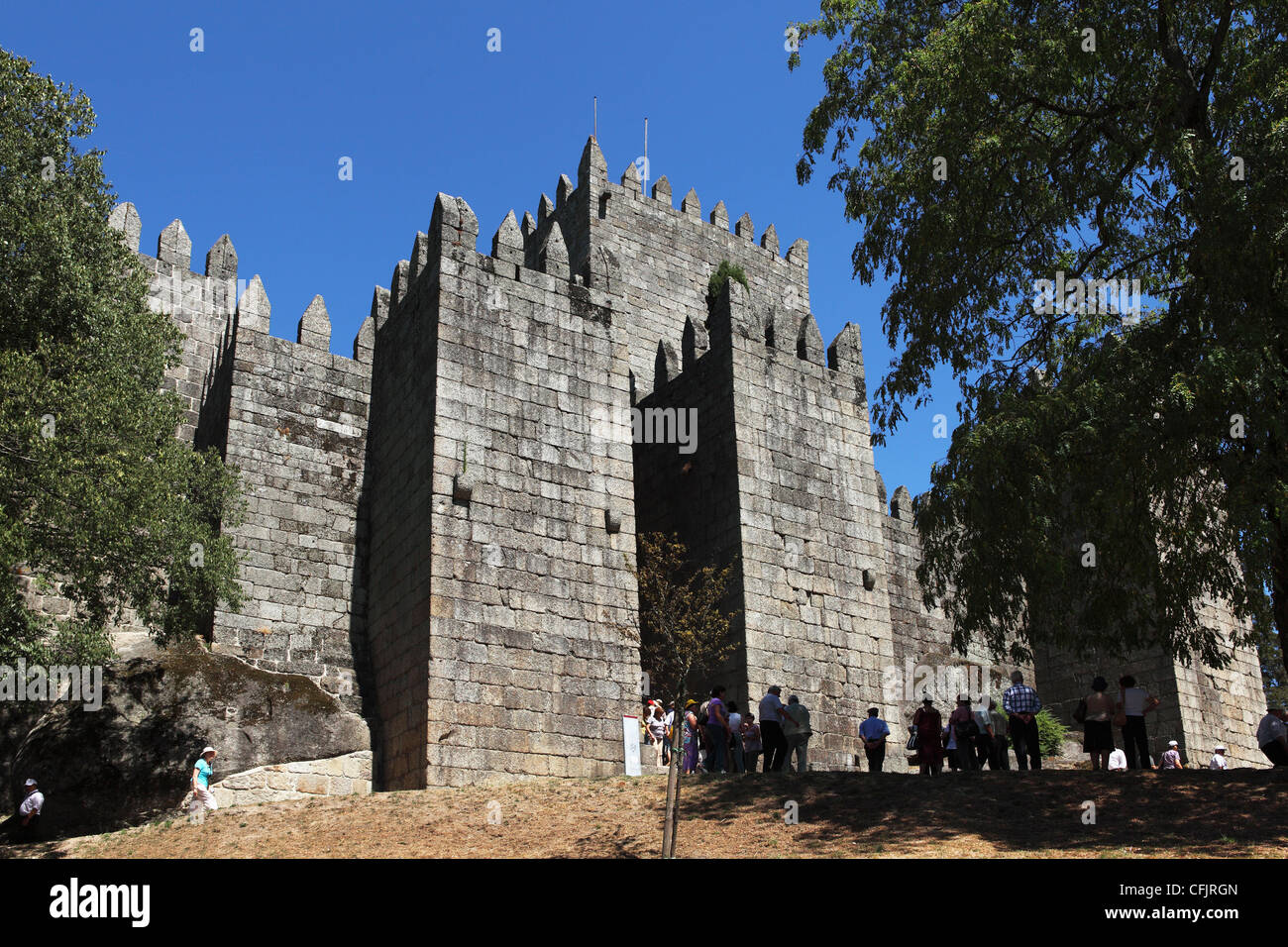 Le mura del castello medievale (Castelo de Guimaraes), la Città Vecchia, Guimaraes, Minho, Portogallo, Europa Foto Stock