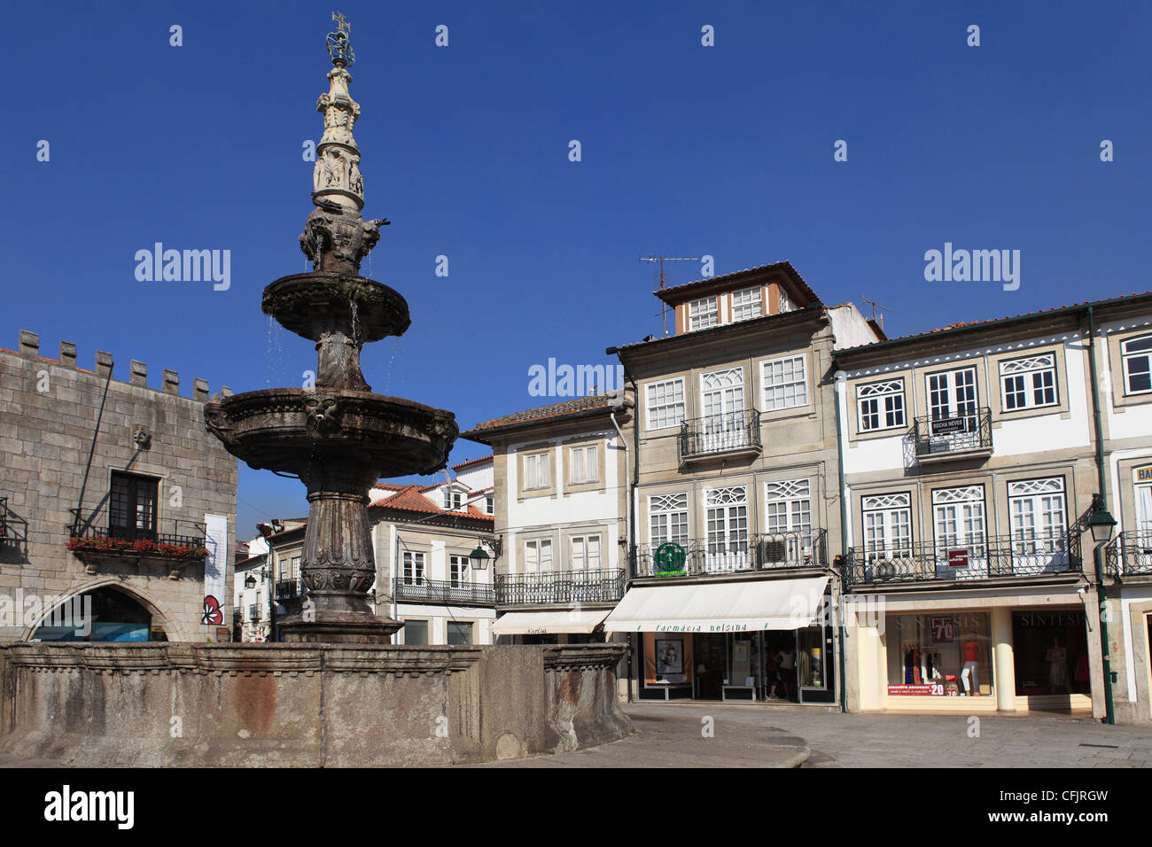 La fontana rinascimentale risalente al 1535, sulla piazza principale (Praca da Republica), Viana do Castelo, Minho, Portogallo, Europa Foto Stock