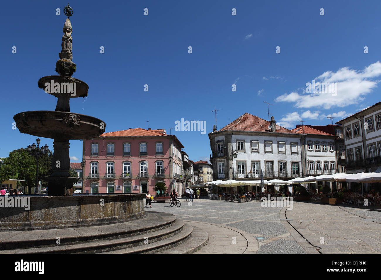 Fontana e caffetterie sulla pubblica piazza Camoes (Largo de Camoes), Ponte de Lima, Minho, Portogallo, Europa Foto Stock