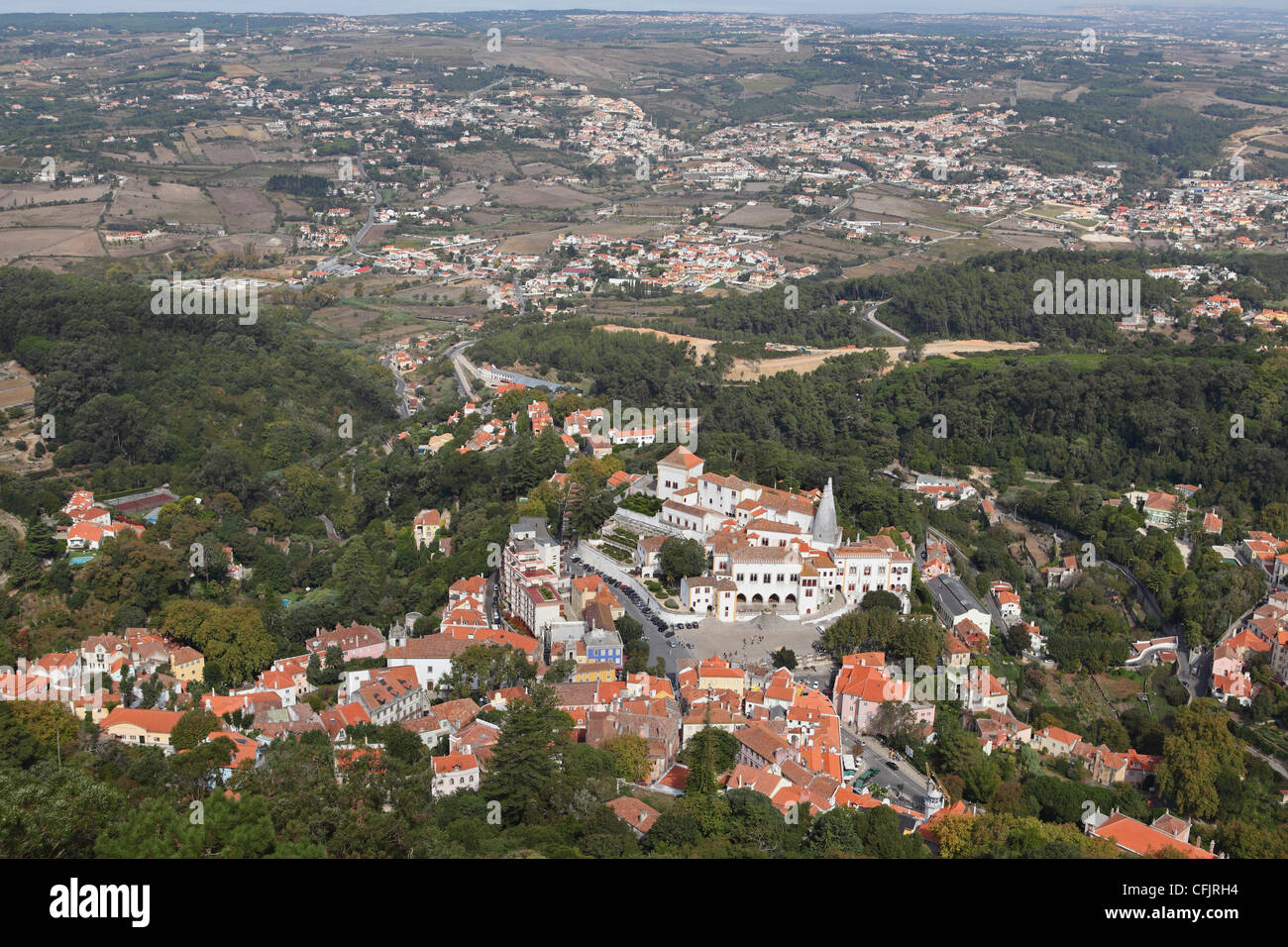 Sintra National Palace (Palacio Nacional) domina il centro della cittadina di Sintra, distretto di Lisbona, Portogallo, Europa Foto Stock