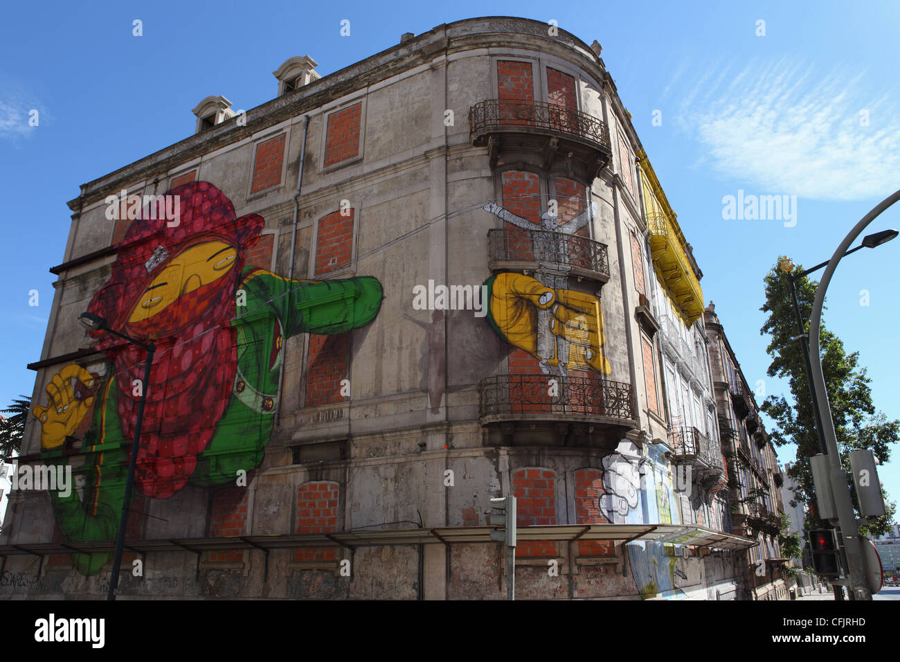 Gemeo sulla sua facciata lungo la Avenida Fontes Pereira de Melo 24, parte il crono di arte urbana progetto, Lisbona, Portogallo, Europa Foto Stock