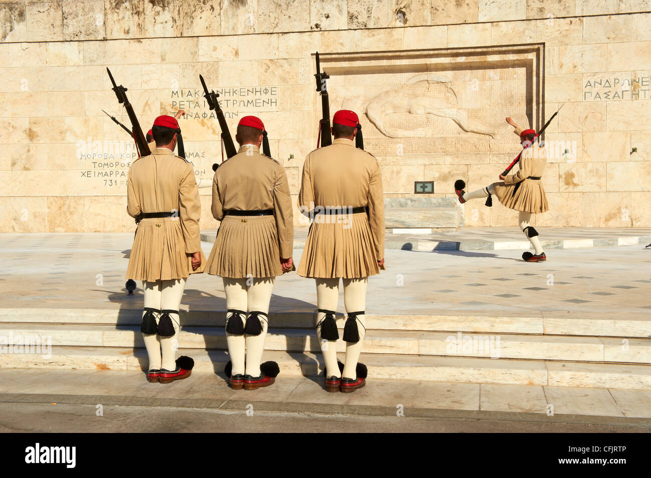 Evzone, protezioni greca durante la cerimonia del cambio della guardia, Piazza Syntagma, gli edifici del Parlamento Europeo, Atene, Grecia, Europa Foto Stock