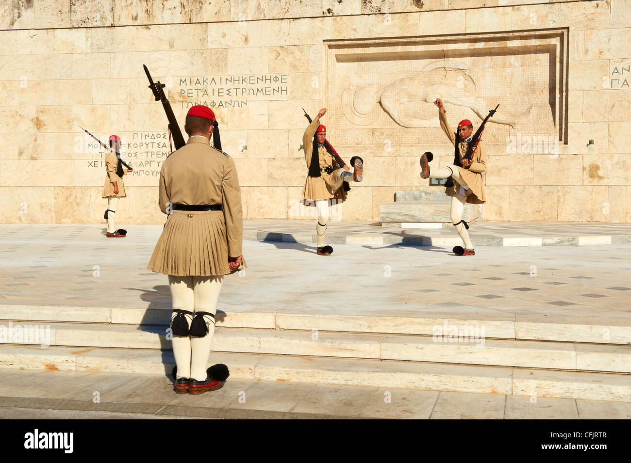 Evzone, protezioni greca durante la cerimonia del cambio della guardia, Piazza Syntagma, gli edifici del Parlamento Europeo, Atene, Grecia, Europa Foto Stock