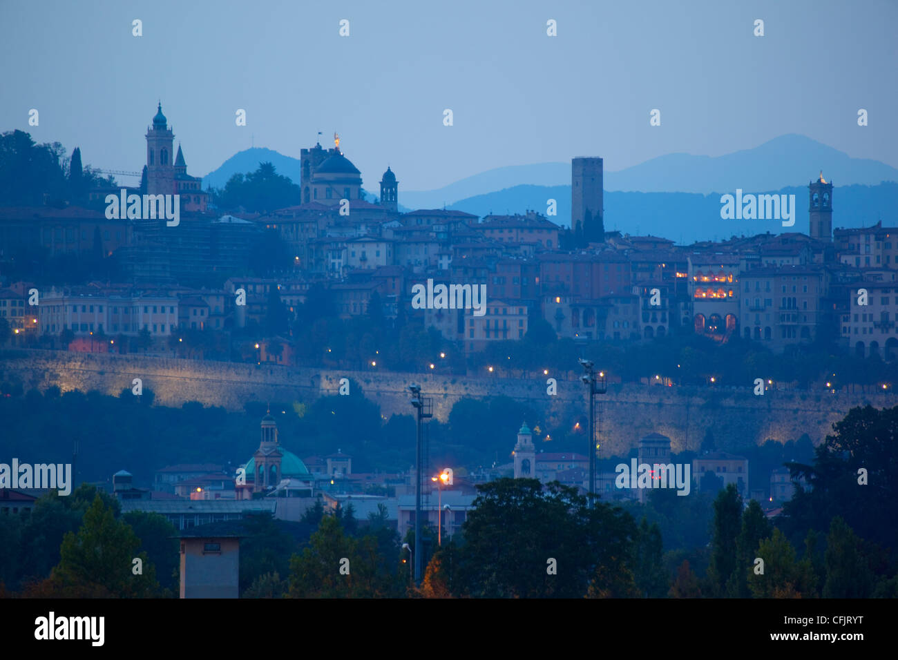 Skyline al tramonto, Bergamo, Lombardia, Italia, Europa Foto Stock