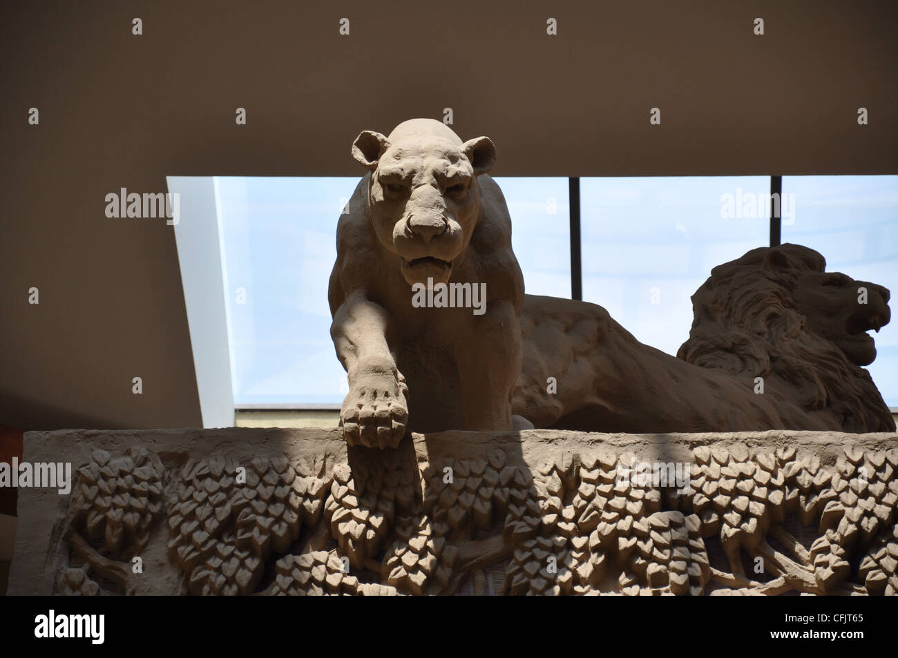 Una scultura Lion Starring diritto negli occhi Foto Stock