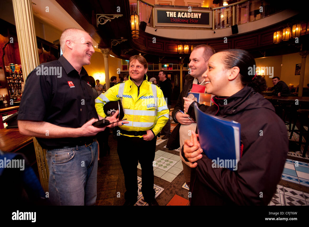 Membri della bandiera viola notte economia di tempo il team di valutazione della visita di un pub bar in Aberystwyth Wales UK Foto Stock