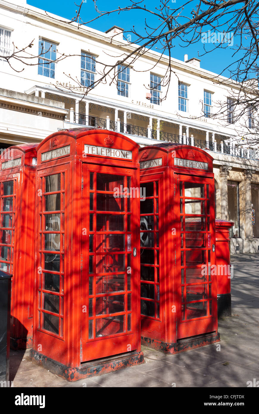 Quattro cabine telefoniche rosse e una casella di posta nel lungomare pedonale in regency città di Cheltenham, Gloucestershire Foto Stock