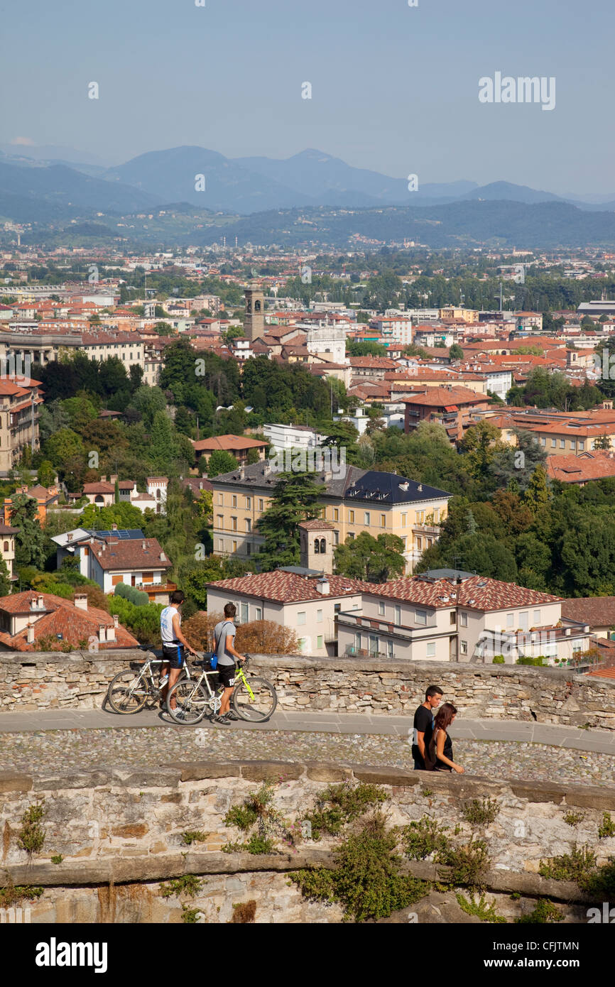 Vista inferiore della città dalla città alta parete, Bergamo, Lombardia, Italia, Europa Foto Stock