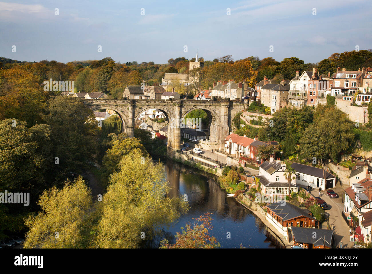 Knaresborough Viaduct e il fiume Nidd in autunno, North Yorkshire, Yorkshire, Inghilterra, Regno Unito, Europa Foto Stock