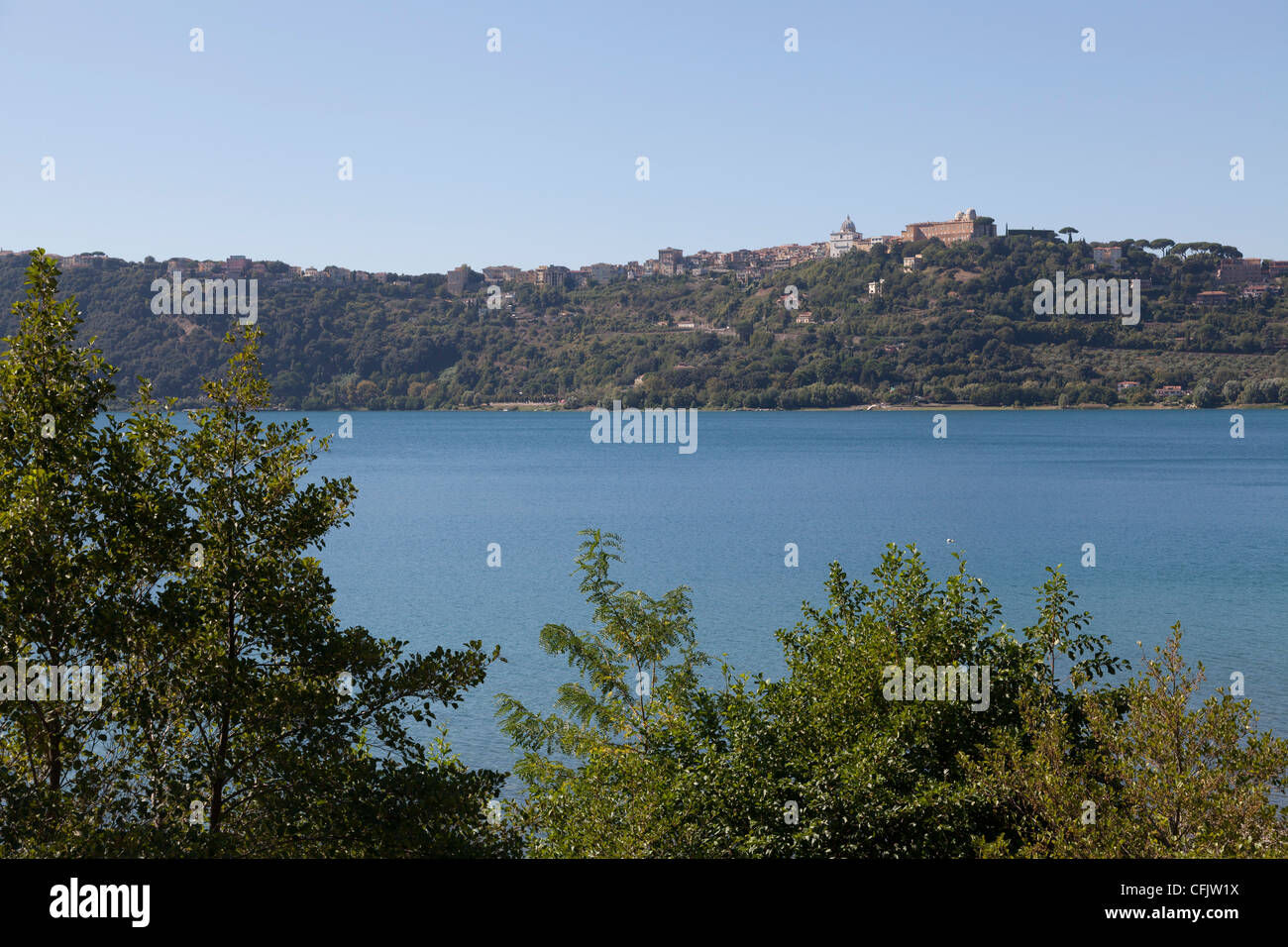 Vista panoramica del lago Albano di Castel Gandolfo e la residenza estiva del Papa Foto Stock
