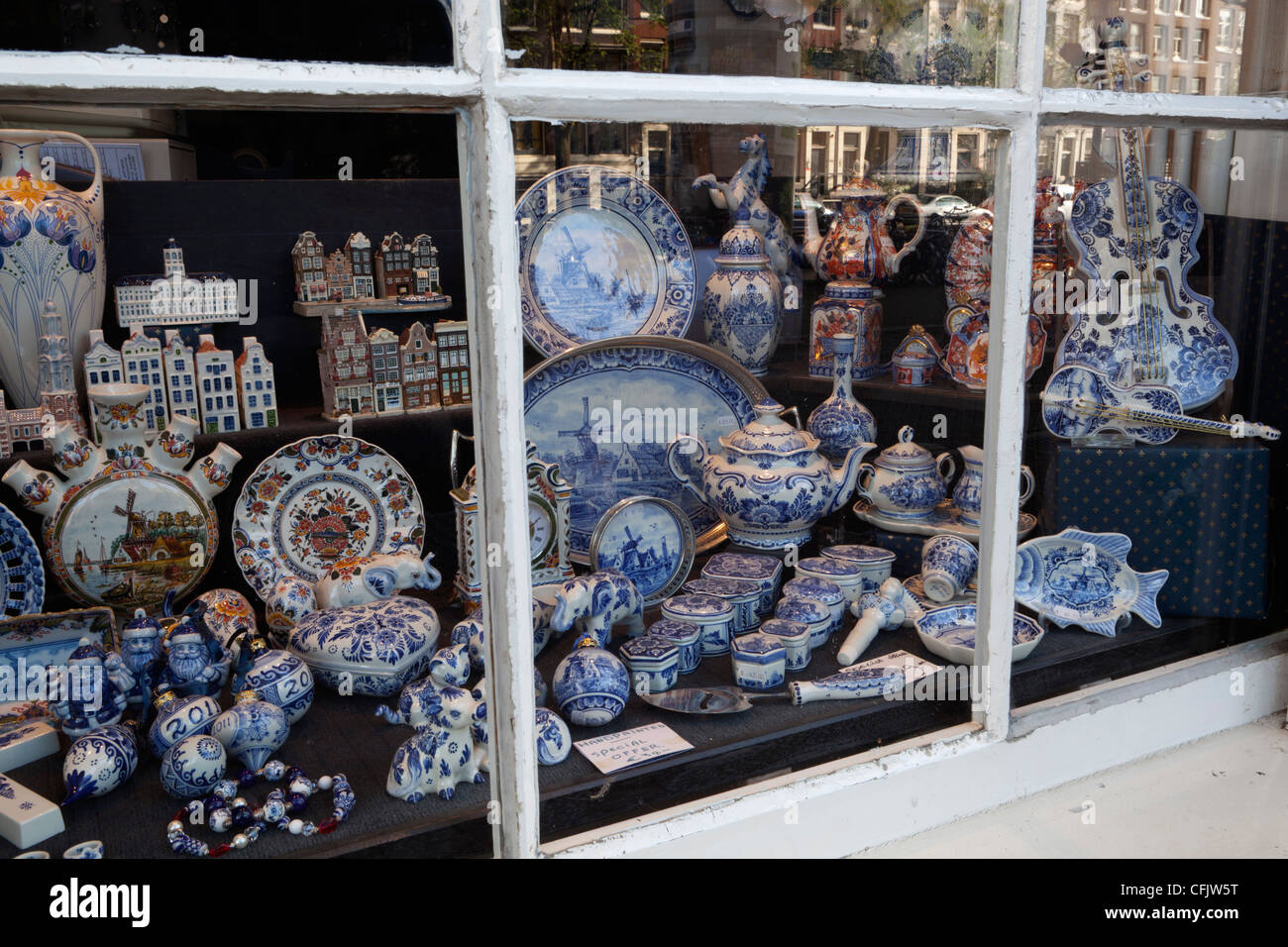 Delftware in vetrina, Amsterdam, Olanda Settentrionale, Paesi Bassi, Europa Foto Stock