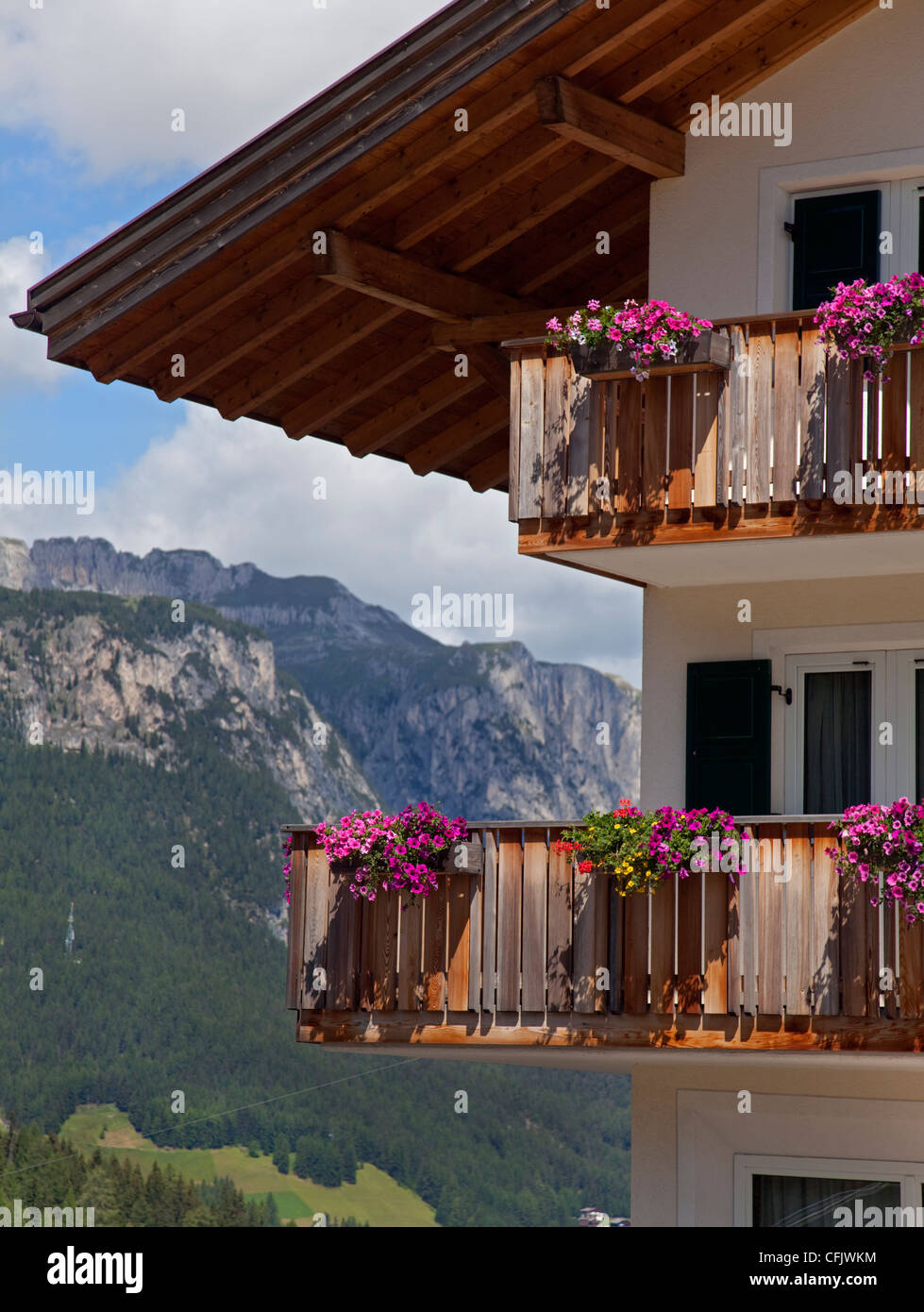 Chalet e balconi, Passo Valparola, Val Badia, Italia Foto Stock