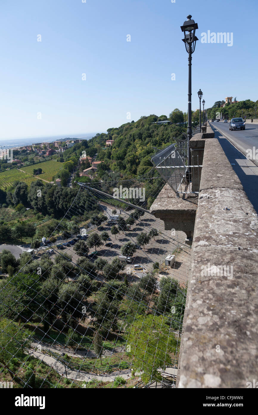 Reti di sicurezza sul ponte Arricia nel Lazio Foto Stock