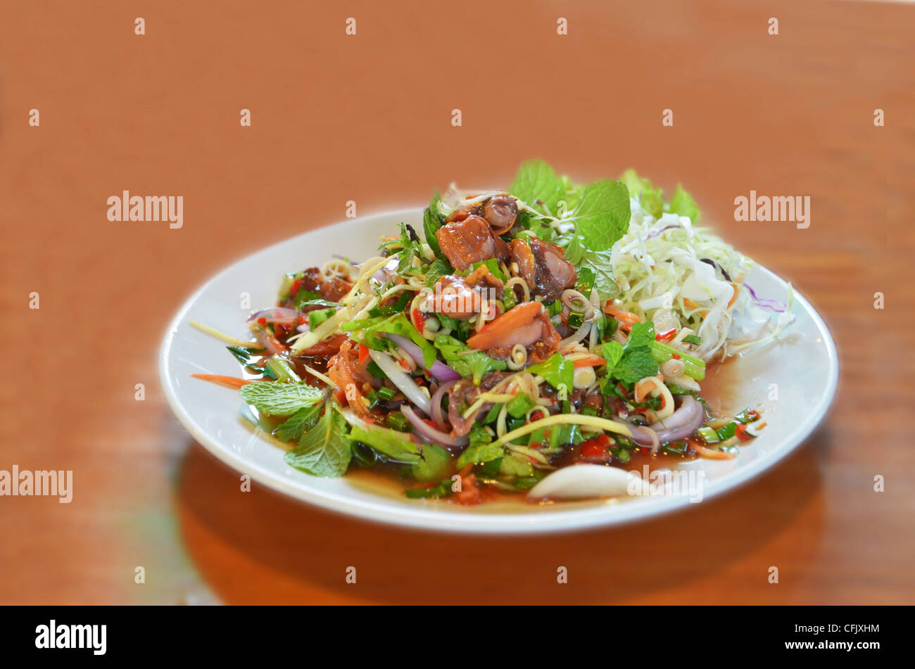 Il Cockle speziata insalata servita con verdure fresche , stile Thai Seafood Foto Stock