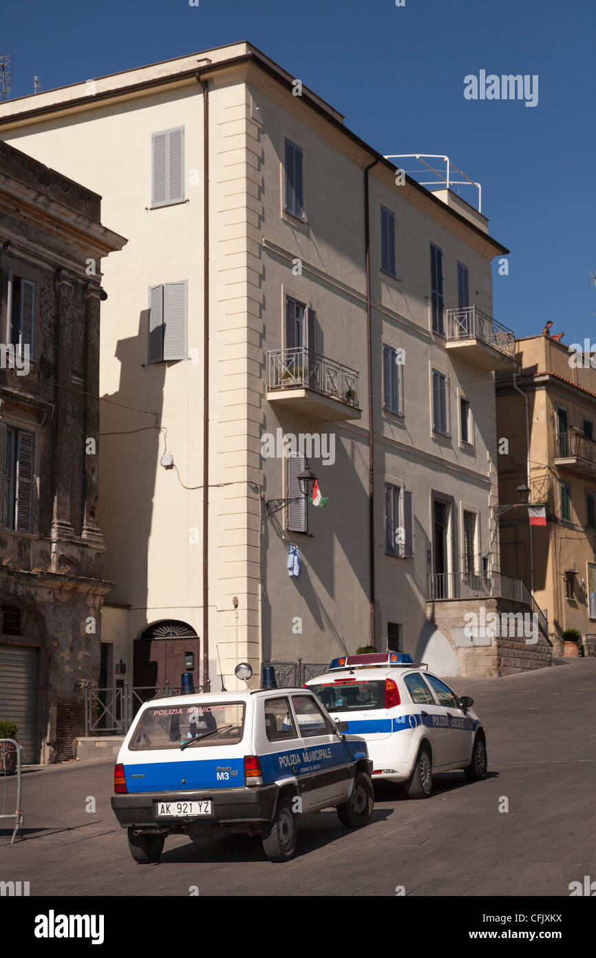 Polizia Municipale automobili parcheggiate fuori della stazione di polizia di Ariccia, Lazio Foto Stock