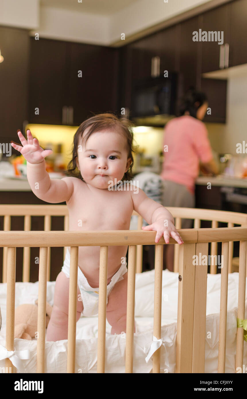 Carino bambina in una culla. Etnia miste (asiatica, Caucasica) Foto Stock